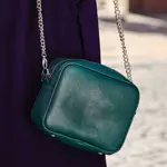 Kabelka na řetízku Cherie tmavě zelená