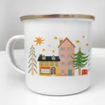 Smaltovaný hrnek Camper Vánoční stromky poblíž domu