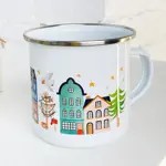 Smaltovaný hrnek Camper Vánoční stromky poblíž domu