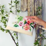 Malá kabelka přes rameno  Jemné květinové aranžmá