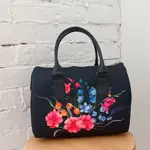 Dámská kabelka Barrel – textilní potisk Světlá kytice na černém pozadí