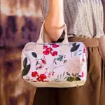 Dámská kabelka Barrel – textilní potisk květiny na mléčném pozadí