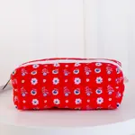 Kosmetická taška Pusheen – stylová a prostorná taštička na kosmetiku Květiny na červném pozadí