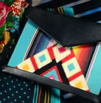 Dámský klutch konvert – elegantní sametová kabelka s potiskem Zajímavá ozdoba