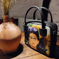 Dámská kabelka Kitto – sametový potisk Frida Kahlo (černá)