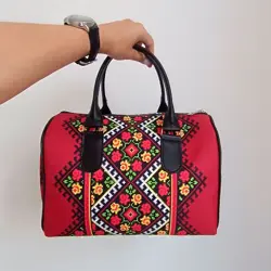 Dámská kabelka Barrel – textilní potisk ornament na červeném pozadí