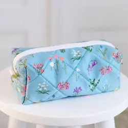 Kosmetická taška Pusheen – stylová a prostorná taštička na kosmetiku Květiny na modrém pozadí