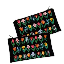 Kosmetická taška MINI – malá látková taštička s potiskem Jarní květiny na černém pozadí