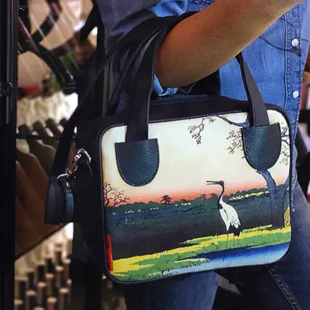 Dámská kabelka Kitto – sametový potisk  Čáp