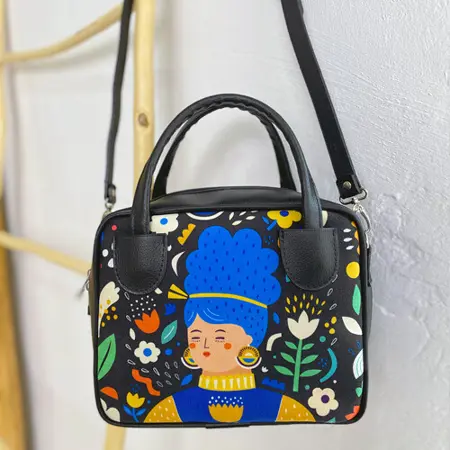 Dámská kabelka Kitto – sametový potisk Dívka v květinách