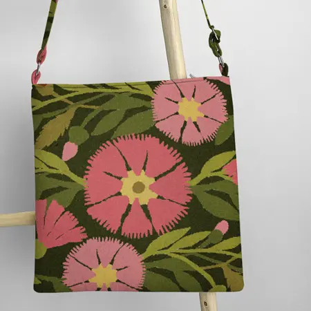 Kabelka Taystra na zahradě