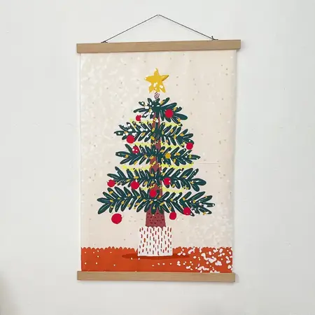 Látkový plakát na zeď Vánoční stromeček s červenými koulemi