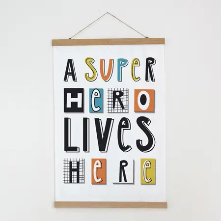 Látkový plakát na zeď A super hero lives here