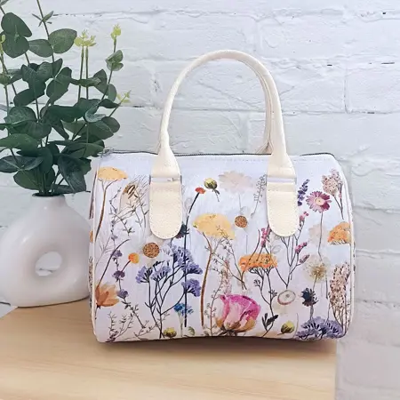 Dámská kabelka Barrel – textilní potisk Luční květiny na světlém pozadí