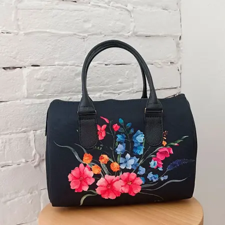 Dámská kabelka Barrel – textilní potisk Světlá kytice na černém pozadí