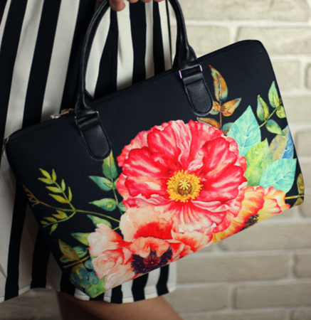 Taška Sakvoyage na notebook Stromovitých pivoňek na černém pozadí