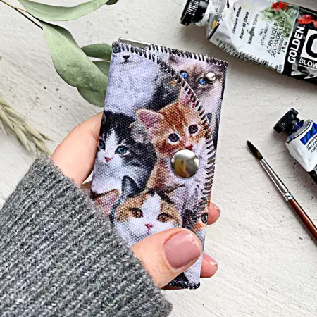 Klíčenka do kabelky – barevná kapsička na klíče s karabinkami Kočky