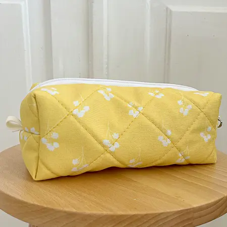 Kosmetická taška Pusheen – stylová a prostorná taštička na kosmetiku Květiny na žlutém pozadí