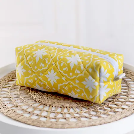 Kosmetická taška Pusheen – stylová a prostorná taštička na kosmetiku žlutý a bílý vzor