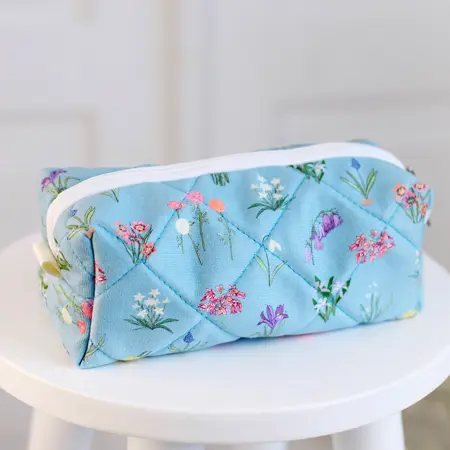 Kosmetická taška Pusheen – stylová a prostorná taštička na kosmetiku Květiny na modrém pozadí