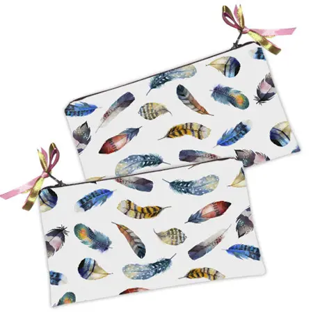 Kosmetická taška MINI – malá látková taštička s potiskem vícebarevné peří na bílém pozadí