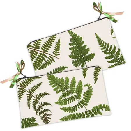 Kosmetická taška MINI – malá látková taštička s potiskem kapradiny na bílém pozadí